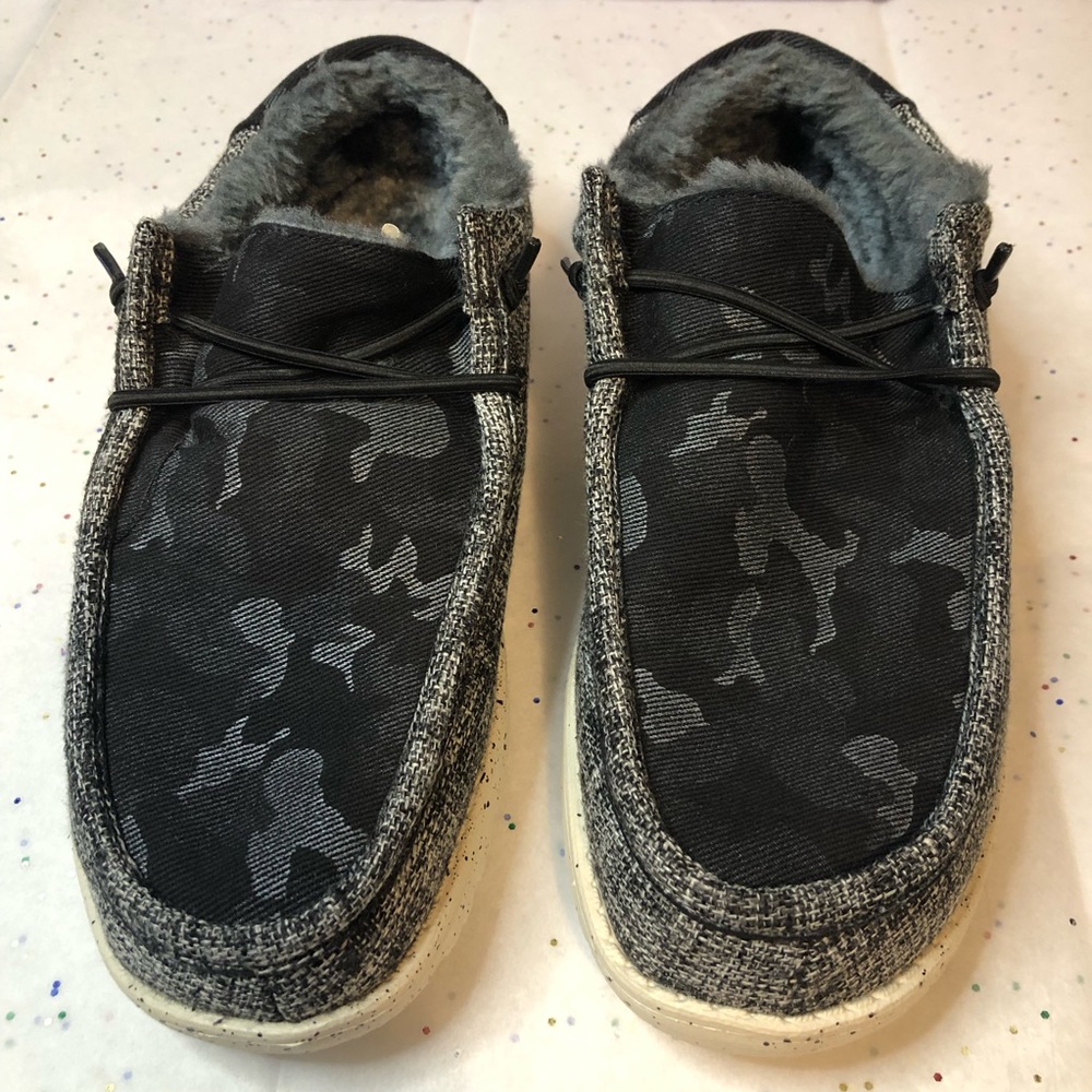Slip On Shoes Camo Black Gray Faux Fur
Lightweight New